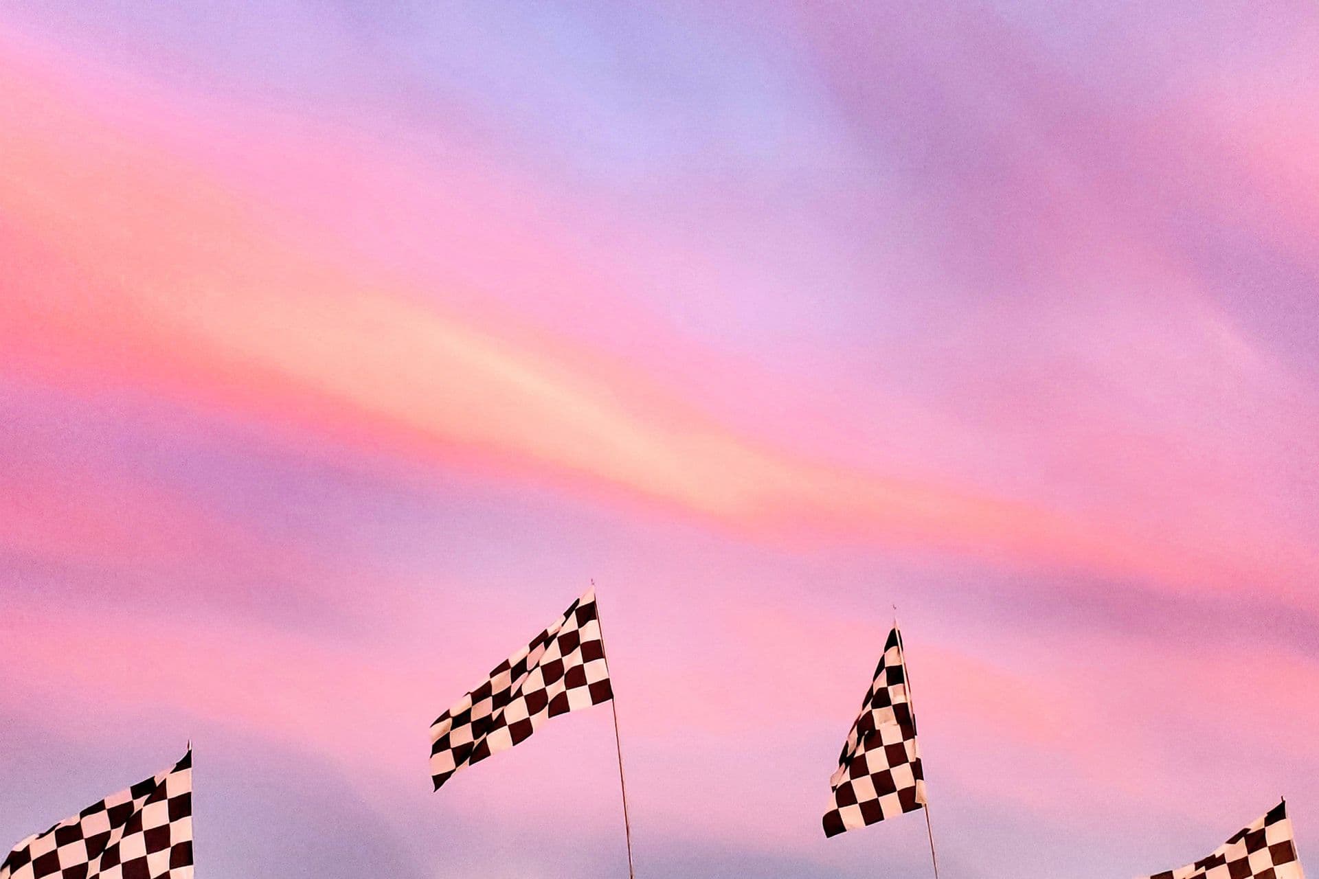 Banderas a cuadros contra un cielo de atardecer